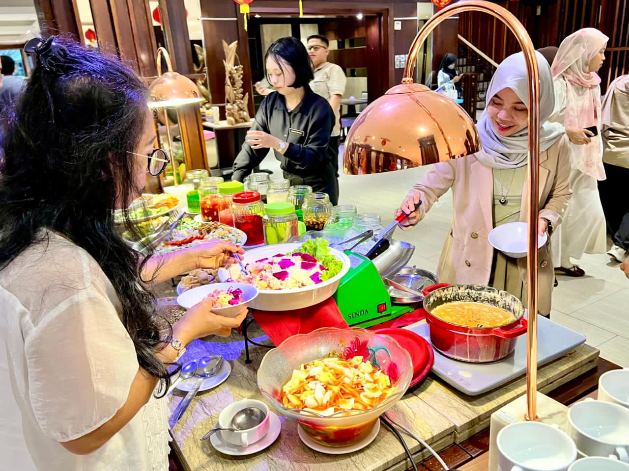 SEGAR: Area takjil diserbu oleh tamu Swiss-Belhotel Borneo Banjarmasin.