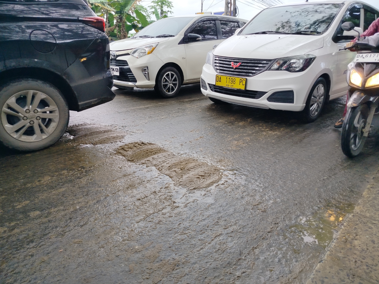CECERAN PASIR: Ceceran pasir bergumpal seperti ini ditemukan di perempatan lampu merah Sultan Adam-Sungai Andai.