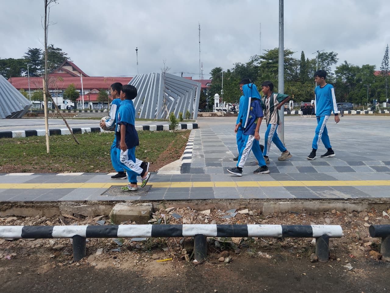 BELUM KERING : Kondisi salah satu sudut RTH CBS Martapura yang pengerjaannya jadi perhatian masyarakat.
