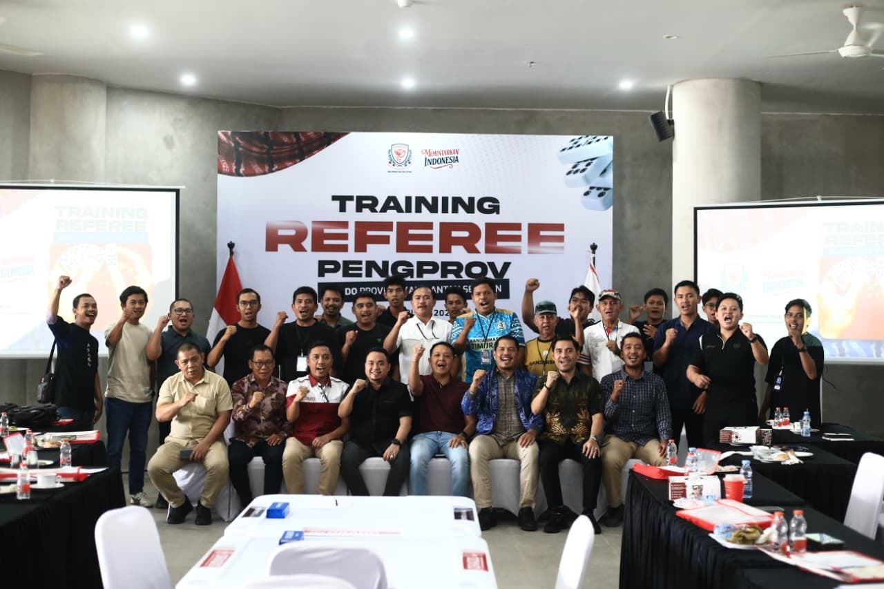 PELATIHAN WASIT DOMINO: Kabid Teknik dan Wasit PB ORADO Isra Prasetya Idris bersama jajaran pengurus ORADO Kalsel, pembina, dan peserta Training Referee ORADO usai penutupan kegiatan pelatihan wasit
