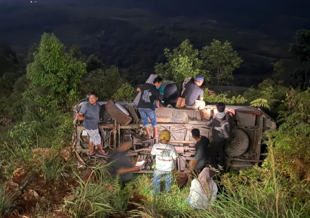 TERGULING: Petugas gabungan mengevakuasi bus yang terbalik dan masuk jurang di kawasan Tahura Sultan Adam, Mandiangin, Kecamatan Karang Intan, Kabupaten Banjar, Sabtu malam (7/2/2026).