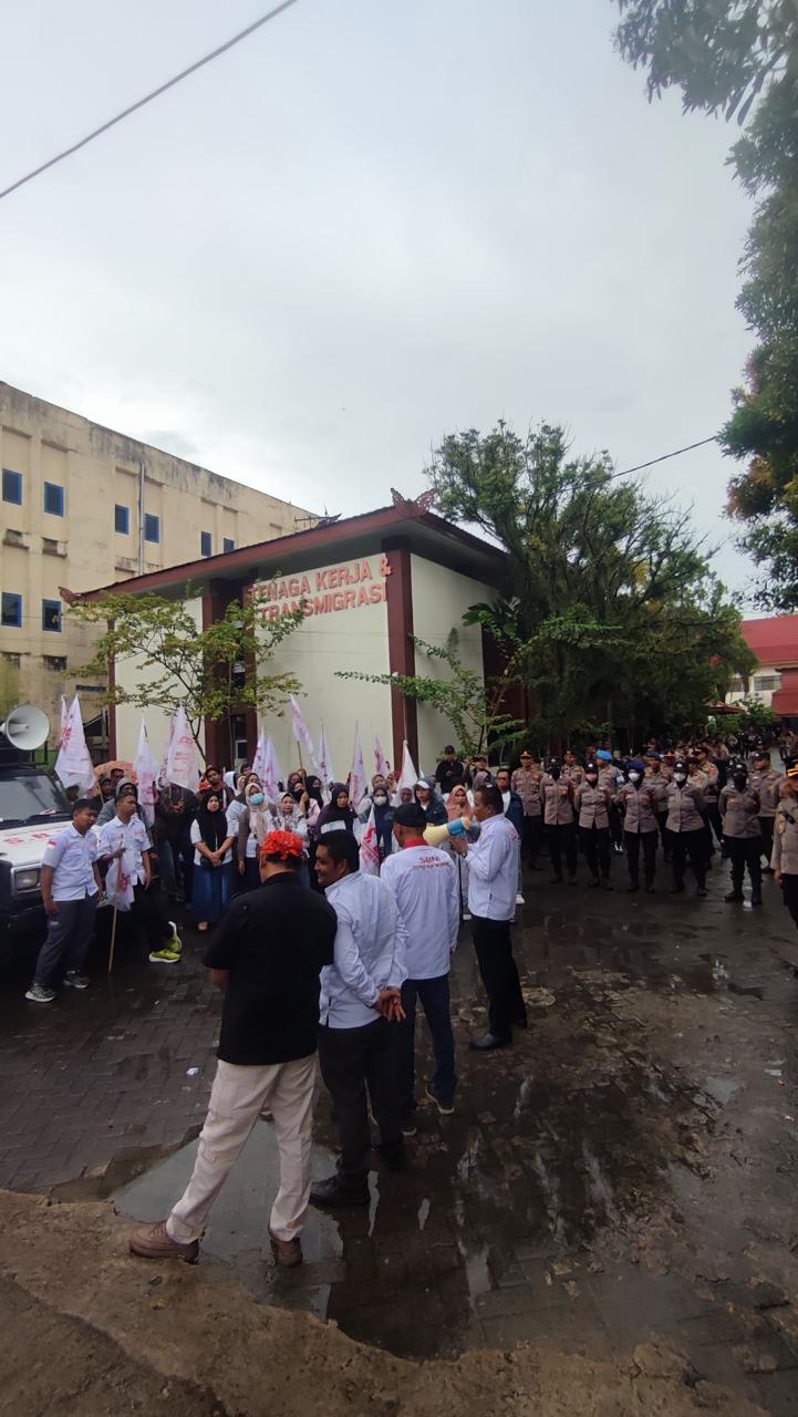 DAMAI: Aksi penyampaian aspirasi berlangsung secara tertib dan damai di depan Kantor Disnakertrans Kalsel, Banjarmasin, Jumat (6/2/2026).
