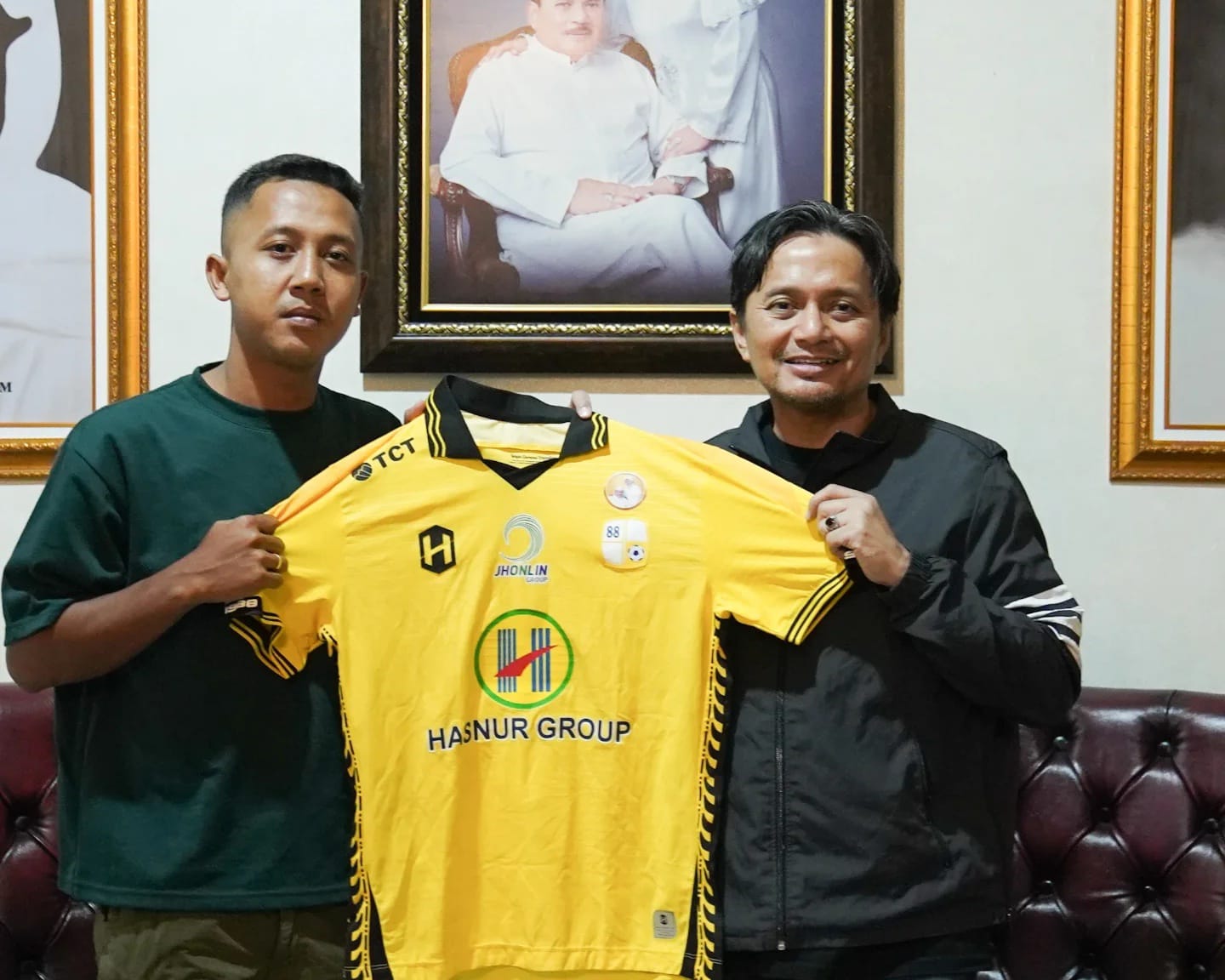 Roni Sugeng berpose bersama owner Barito Putera, Hasnuryadi Sulaiman, usai penandatanganan kontrak paruh musim di Banjarmasin, sebagai rekrutan terakhir Laskar Antasari jelang putaran ketiga Champions