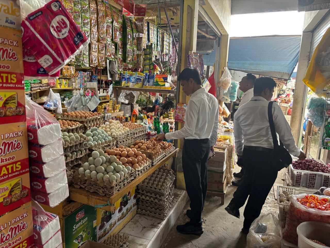 CEK BAPOK: Satgas Pangan Polres Tanah Bumbu melakukan pengecekan stok dan harga bahan pokok di pasar. (Foto: Taufan untuk Radar Banjarmasin)
