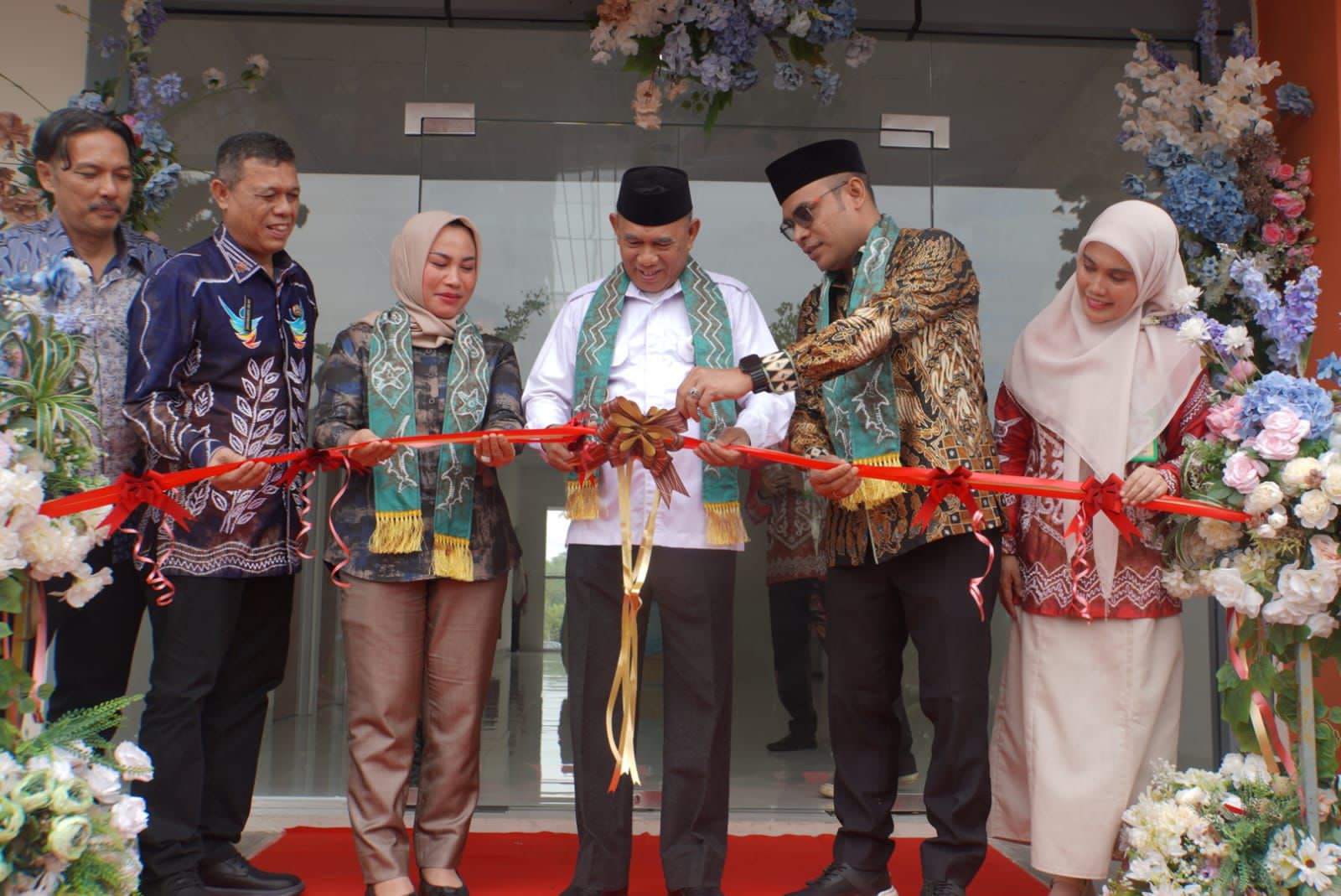 DIRESMIKAN:Didampingi Wabup dan Ketua DPRD, Kadinkes dan Kepala RS, Bupati Kotabaru, H Rusli menggunting pita peresmian.