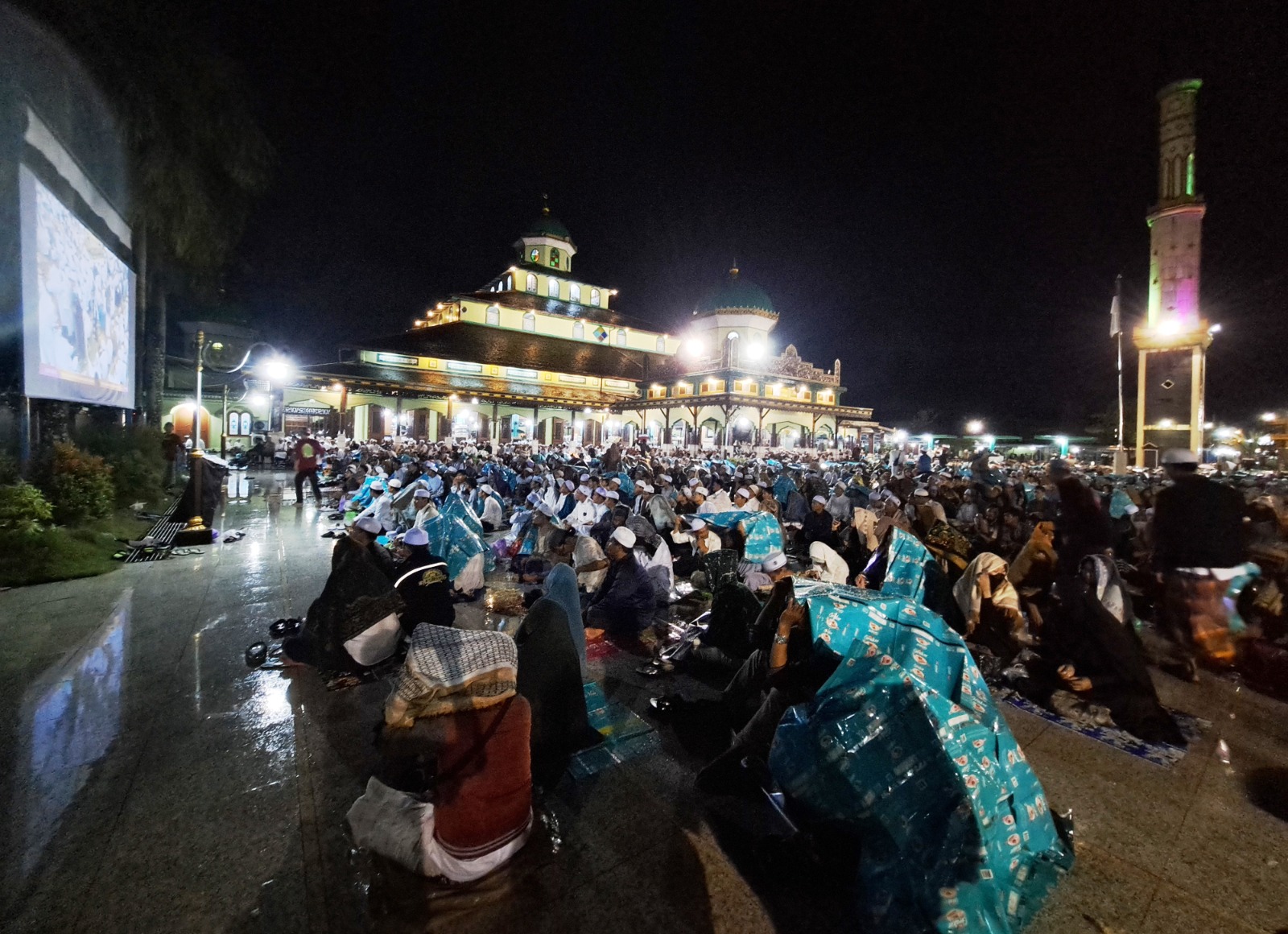 JEMAAH HAUL:Para jemaah memadati halaman Masjid Jami mengikuti kegiatan Haul Guru Zuhdi tahun lalu.//dok Radar Banjarmasin