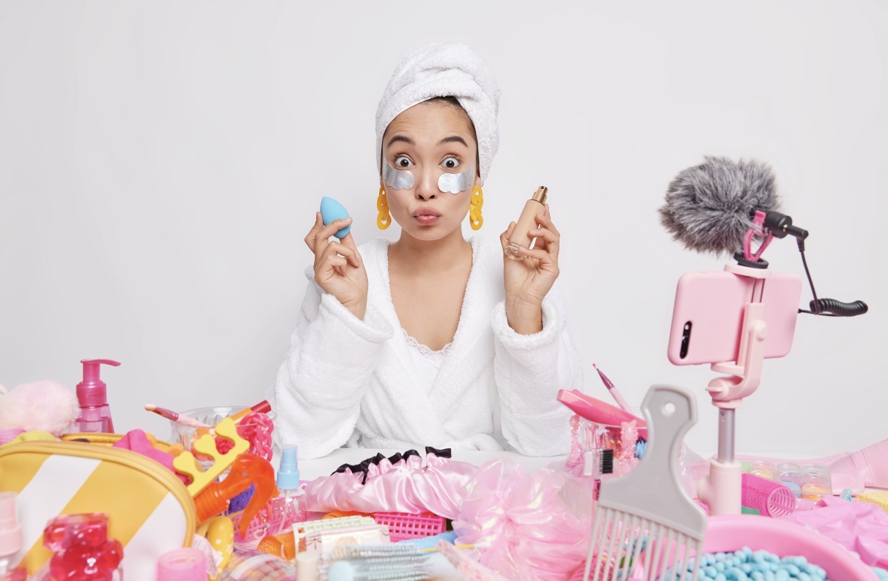 SEBAGIAN SAJA: Tak semua produk dipakai jika ingin mengusung konsep makeup minimalis. (Foto: Freepik)