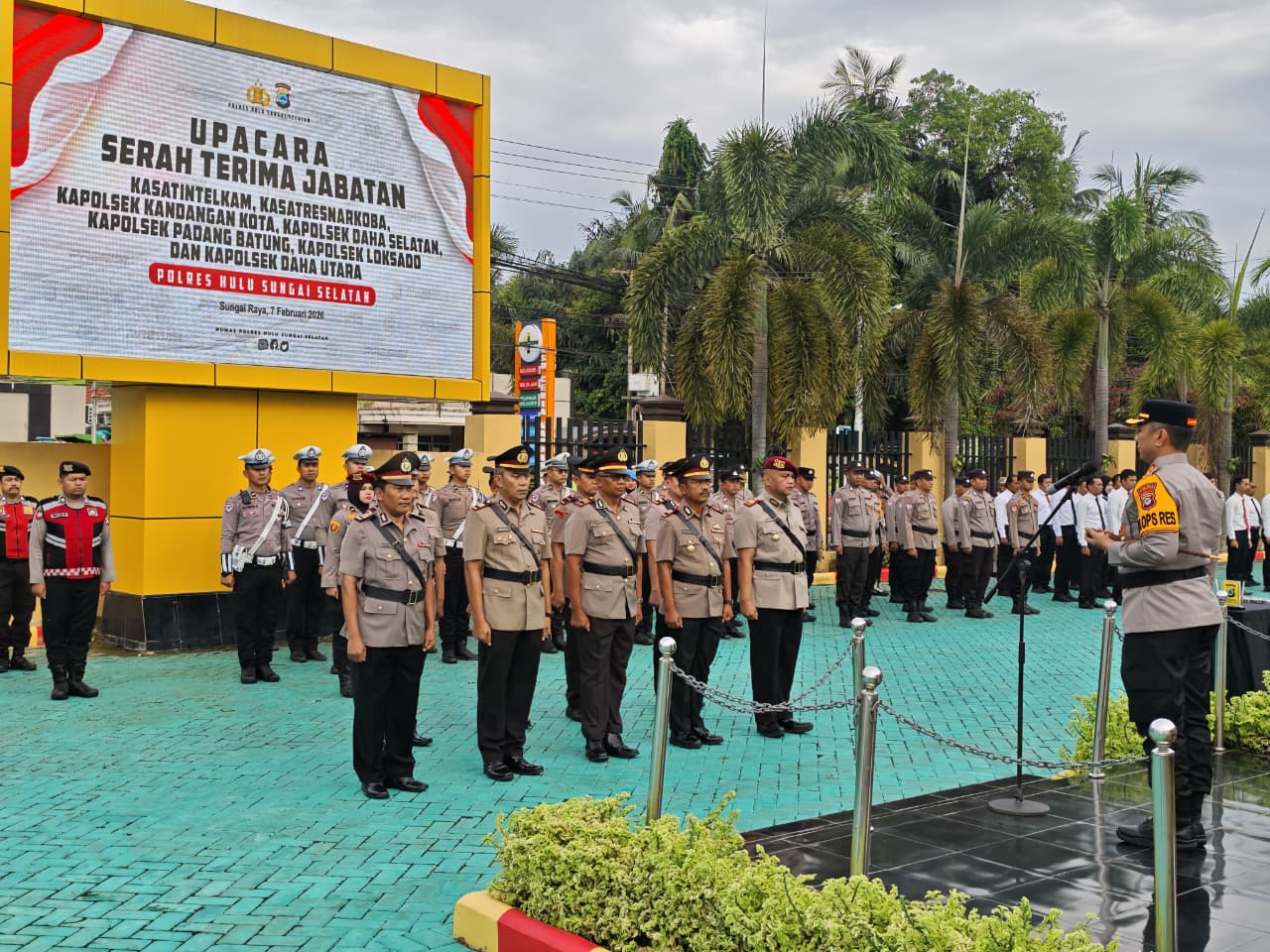 PENGUKUHAN: Kapolres HSS AKBP Awaludin Syam kukuhkan anggota kepolisian yang pindah tugas.