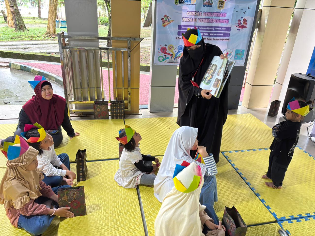 POSITIF: Belasan Anak-anak di RTH Taman Kamboja Banjarmasin mengikuti membaca cerita nyaring dan bermain sains, mendorong cinta literasi.