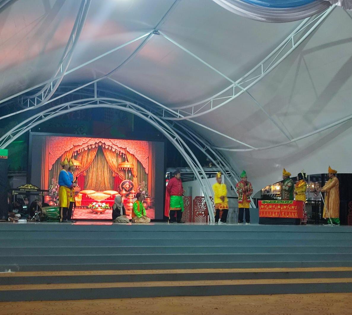JENAKA: Pentas teater tradisional Mamanda berlangsung meriah di panggung terbuka Taman Van der Pijl, Banjarbaru, Sabtu (7/2/2026) malam.
