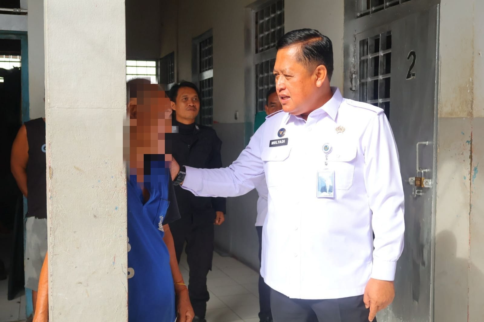 SIDAK: Kepala Kanwil Ditjenpas Kalsel Mulyadi menyapa WBP saat meninjau lingkungan lapas dan rutan. Ia bertekad membersihkan narkoba dan praktik jual beli kamar tahanan.