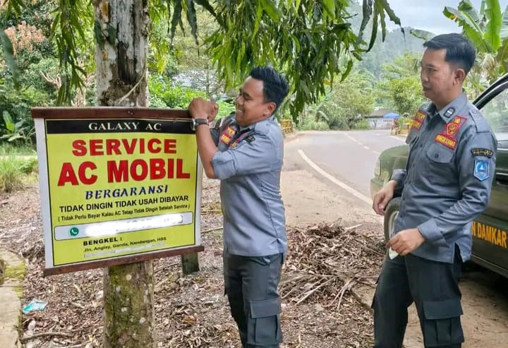 TERTIBKAN: Satpol PP HSS tertibkan reklame liar dipaku di pohon HSS.