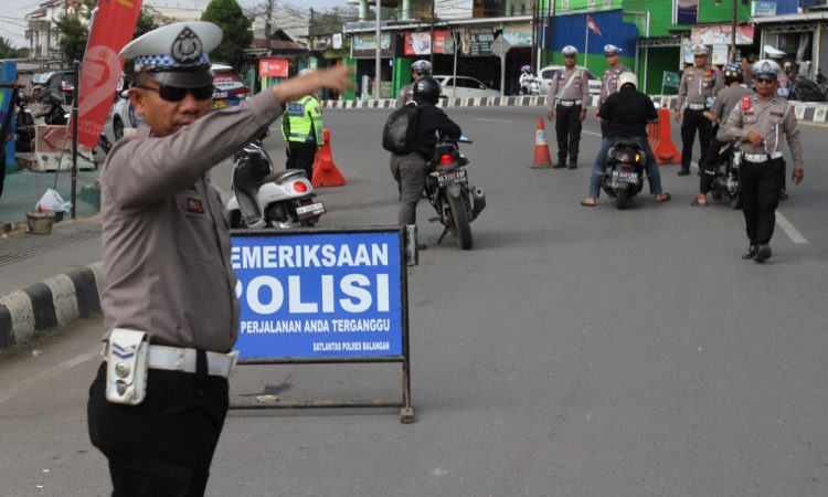 Petugas kepolisian mengamankan arus lalu lintas dalam Operasi Keselamatan Intan 2026 di wilayah Polres Balangan.