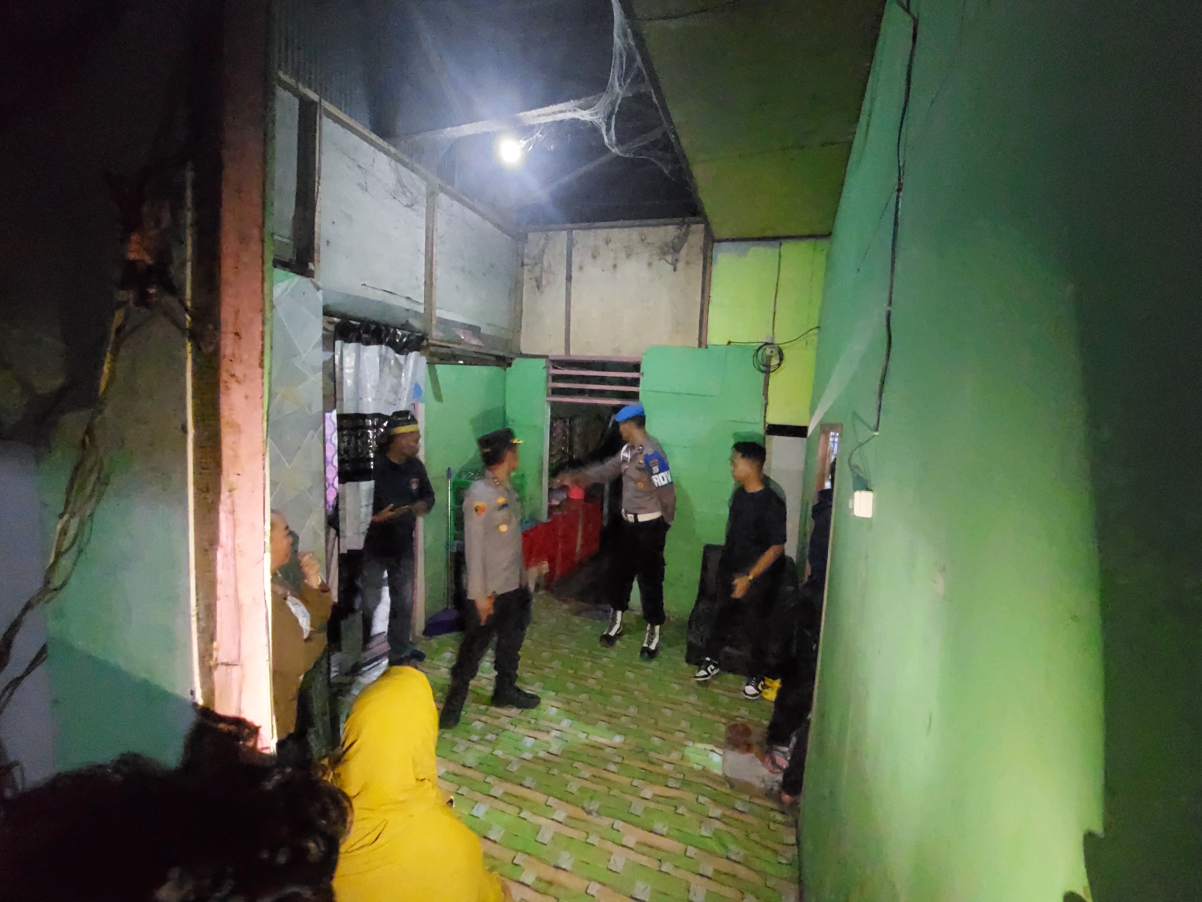 WARUNG MALAM: Petugas gabungan saat melakukan razia warung malam di Sungai Buluh bulan September 2025 lalu.