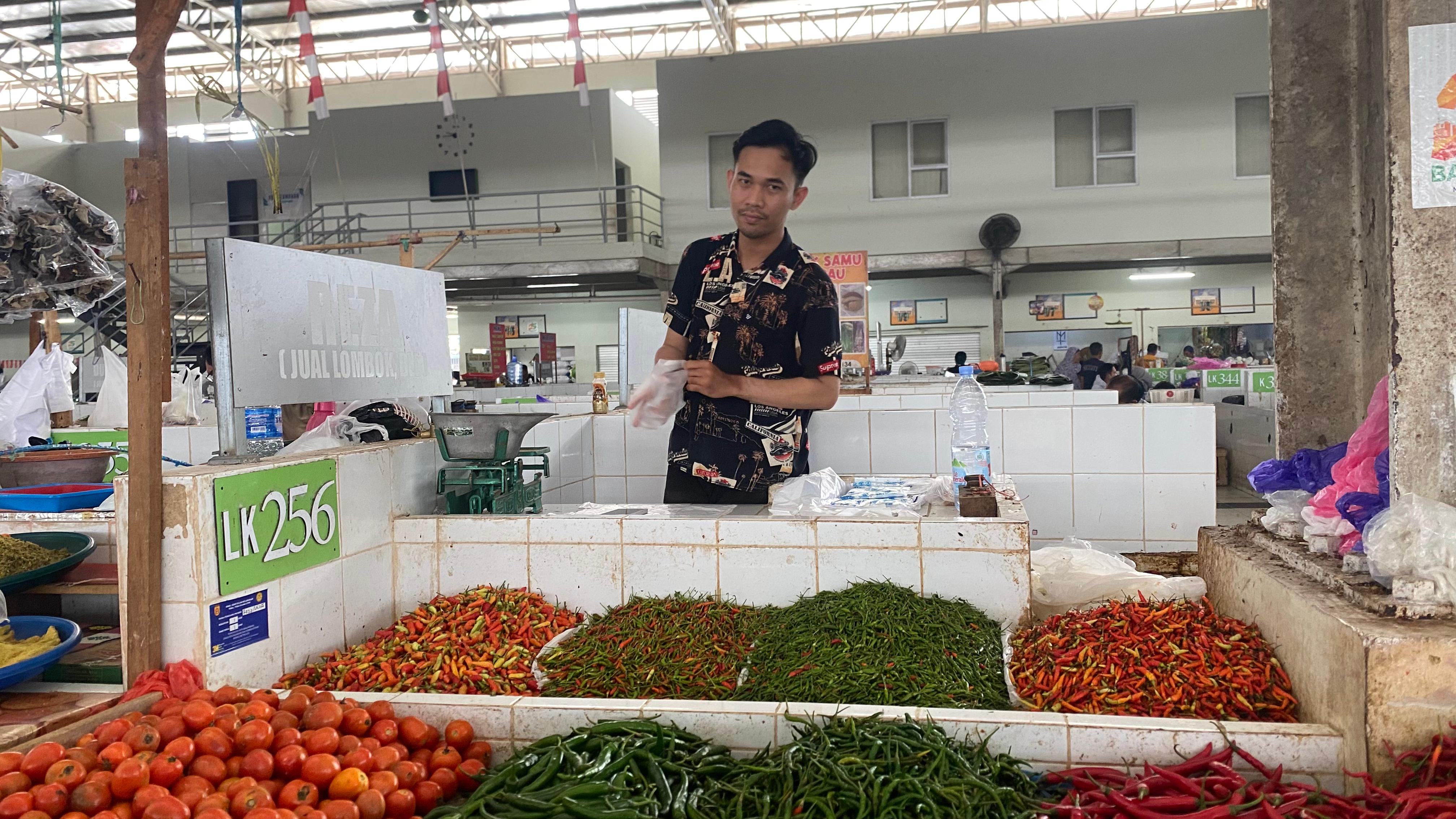 NAIK: Harga cabai di pasar Bauntung semakin pedas jelang Ramadan. (Hamidah Fitrianti untuk Radar Banjarmasin)