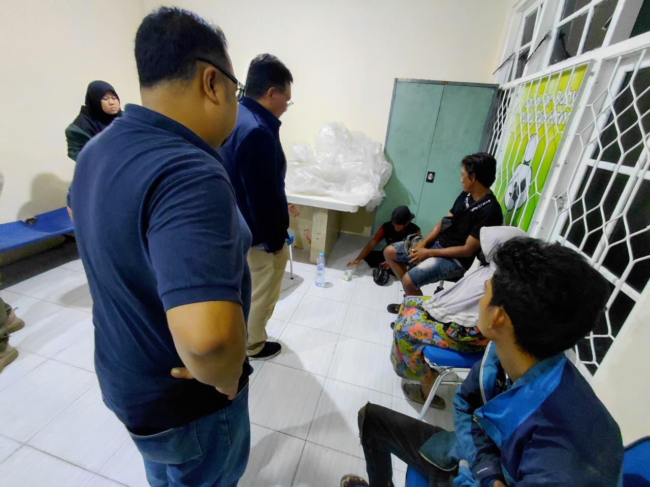 OPERASI: Petugas Satpol PP Kota Banjarmasin menggelar operasi penyakit masyarakat (pekat) pada Sabtu (8/2/2026) dini hari. (Foto: Jahri untuk Radar Banjarmasin)