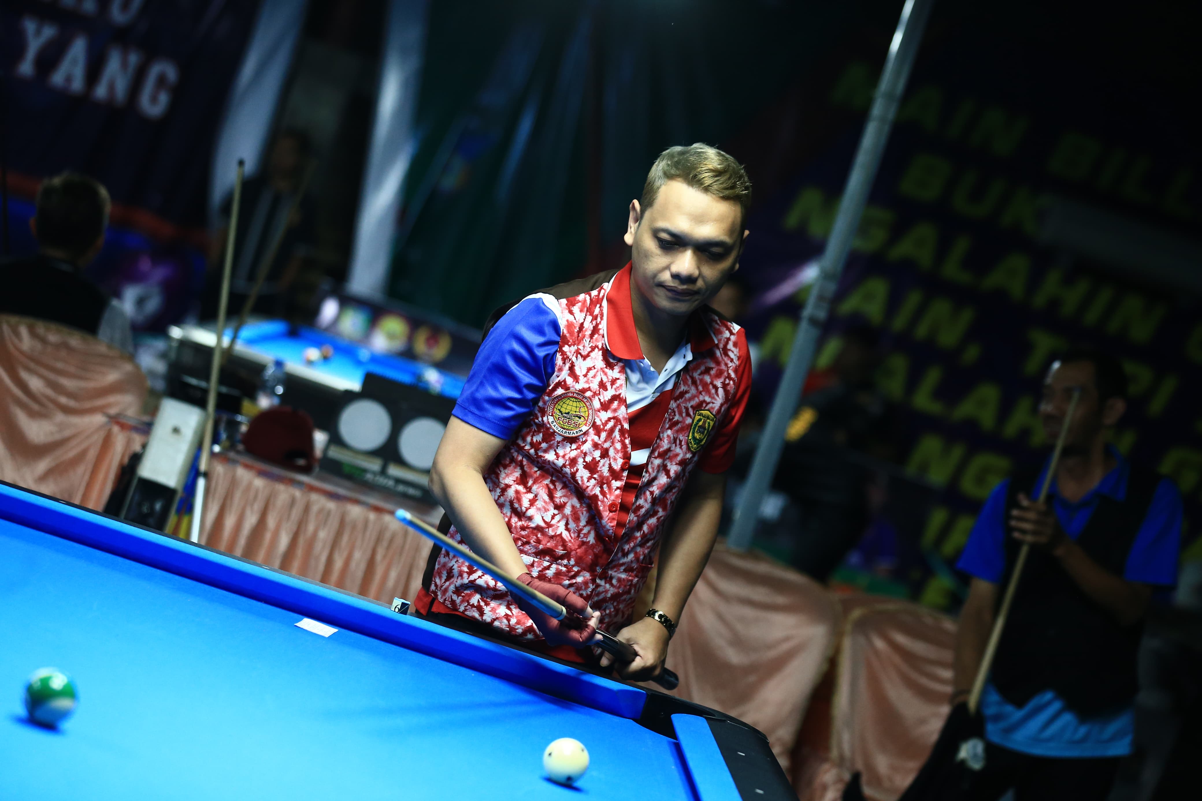 BERLATIH: Atlet saat berlatih di rumah biliar. (M Idris Jian Sidik) 
