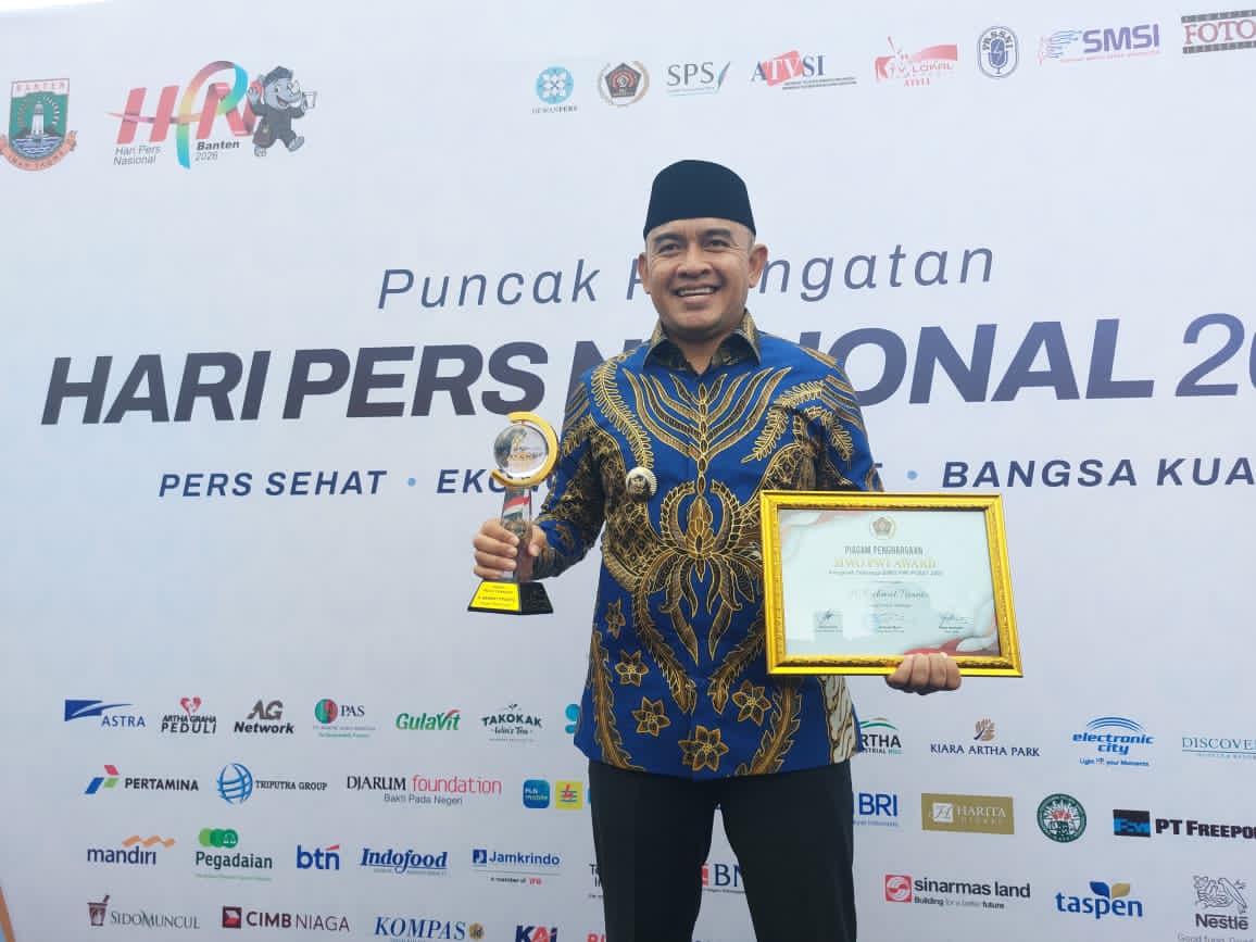 PRESTASI: Bupati Kabupaten Tanah Laut (Tala), H Rahmat Trianto menerima penghargaan SIWO Award di acara HPN 2026 yang diserahkan Muhaimin Iskandar Menko Bidang Pemberdayaan Masyarakat RI.