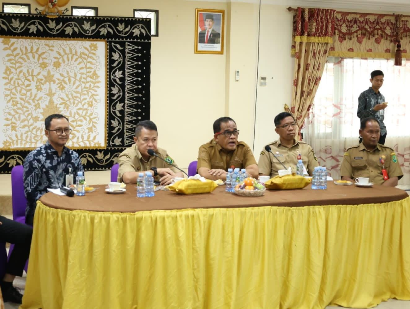 RAKOR:Bupati HSU, H Sahrujani (tengah) memimpin rapat koordinasi awal persiapan Hari Jadi Kabupaten HSU ke-74 tahun 2026 di Mess Negara Dipa, Senin (9/2/2026).
