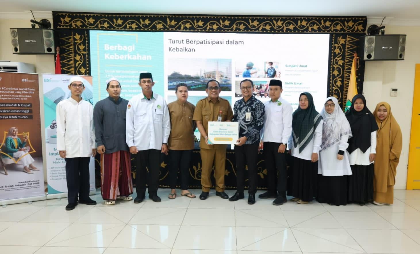 PROGRAM:Kepala Cabang BSI KCP Amuntai, Irfan Wahyudi mewakili Regional CEO BSI RO IX Kalimantan, Sefudin Suria Hidayat menyerahkan bantuan beasiswa untuk pondok pesantren melalui Bupati HSU.