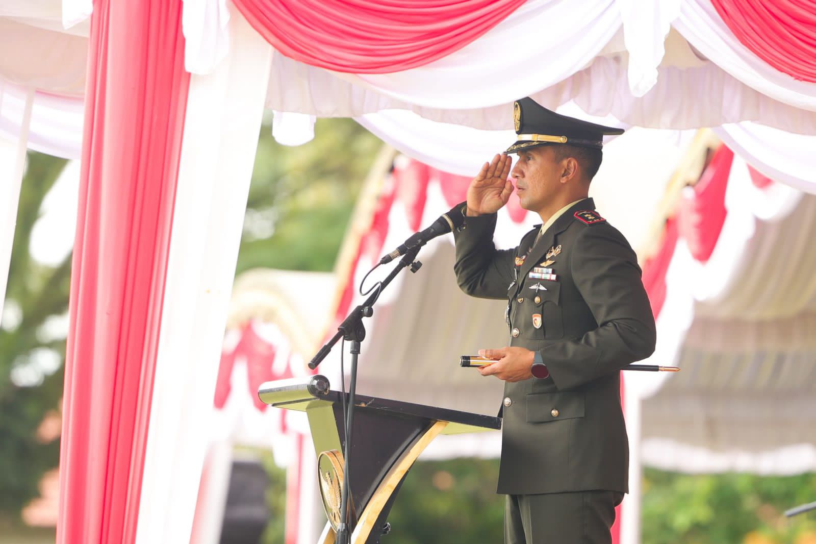 PIMPIN UPACARA:Letkol Inf Zierda Aulia Salam memimpin Upacara Peringatan Hari Pahlawan 7 Februari ke-80 di Lapangan Sepak Bola 7 Februari Pagatan, Sabtu (7/2/2026).