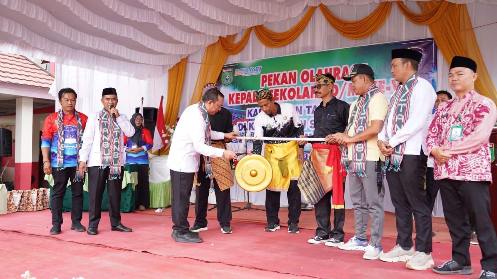 DIBUKA: Asisten Pemerintahan dan Kesejahteraan Rakyat Tanah Bumbu M. Putu Wisnu Wardana membuka PORKEPSEK ke-8 Tahun 2026 di SDN 1 Kampung Baru, Simpang Empat.