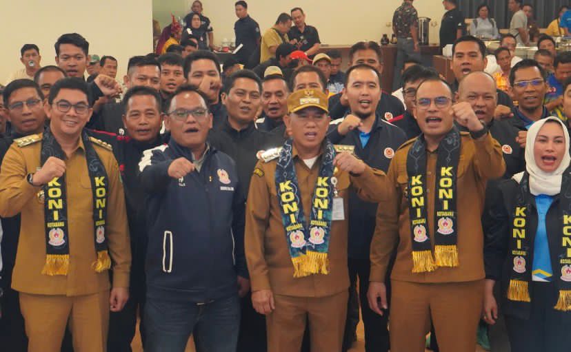 BERSEMANGAT:Ketua KONI Kabupaten Kotabaru, Awaludin bersama Bupati Kotabaru, HM Rusli dan Ketua KONI Kotabaru periode sebelumnya, Andi Rudi Latif usai pelantikan pengurus KONI Kotabaru 2026-2030.