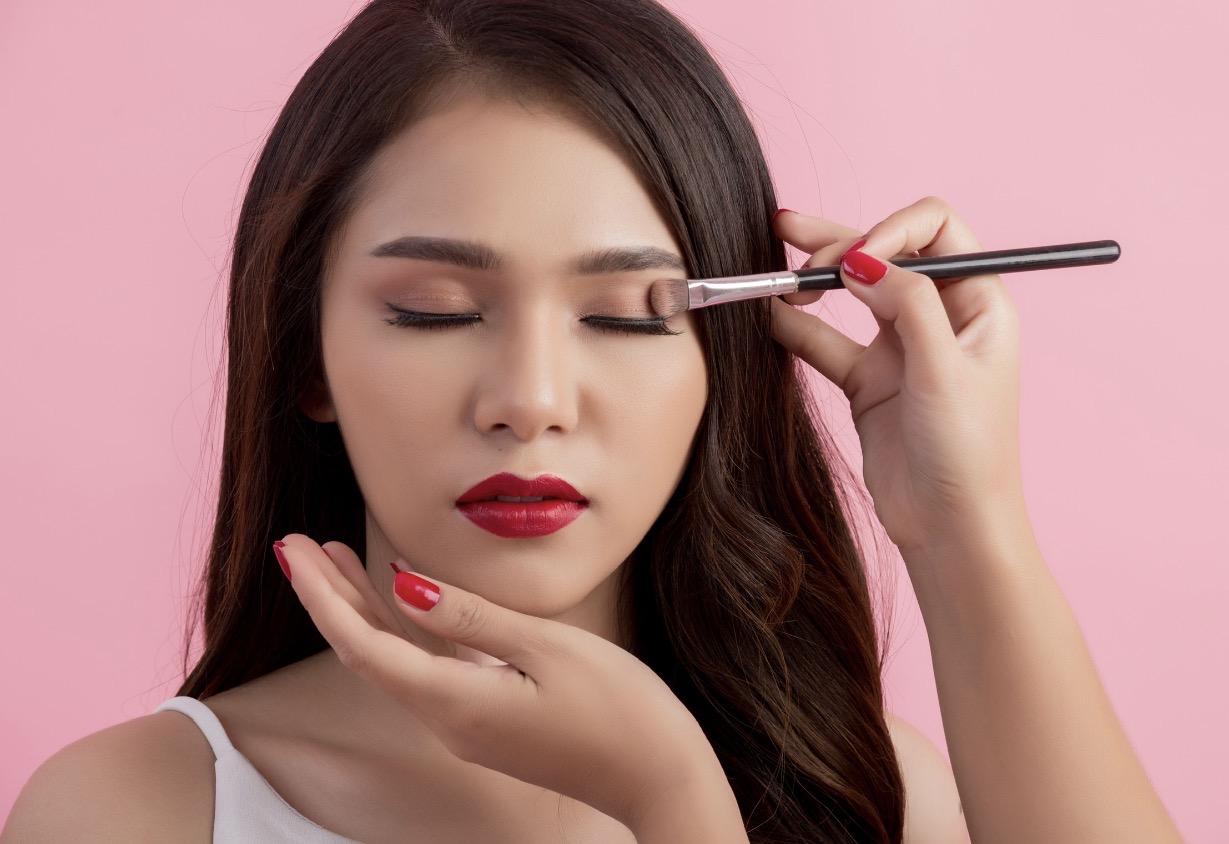 SEGAR: Mata lelah dapat tertutupi dengan pemilihan warna eyeshadow segar. (Foto: Freepik)