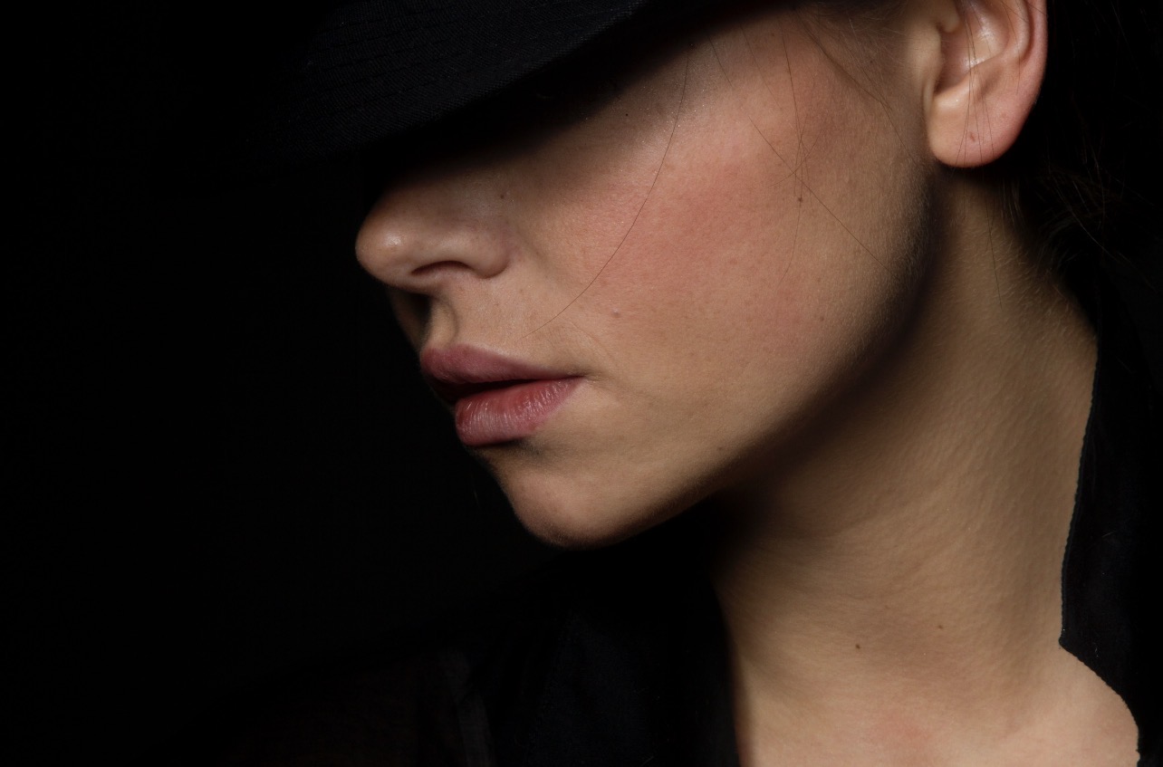 TEPAT: Wajah dengan bekas luka tetap bisa menawan dengan teknik makeup yang tepat. (Foto: Freepik)