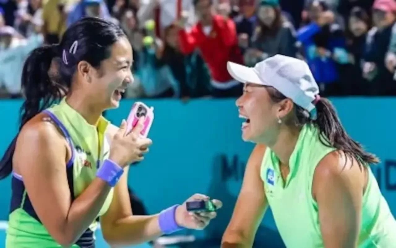 DUET: Janice Tjen (kanan) dan Alexandra Eala setelah mengalahkan Leylah Fernandez/Kristina Mladenovic.