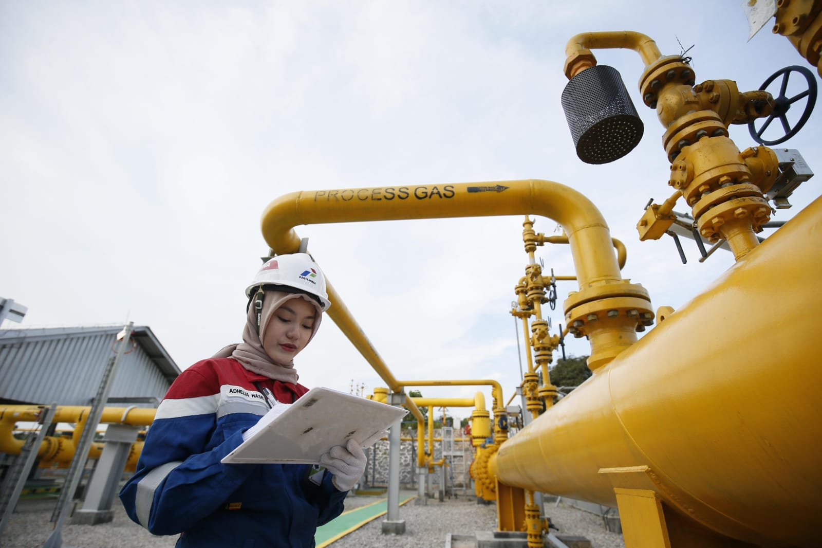 EKSPLORASI PRODUKSI: Petugas pertamina melakukan pendataan di kilang minyak dan gas. (Pertamina)
