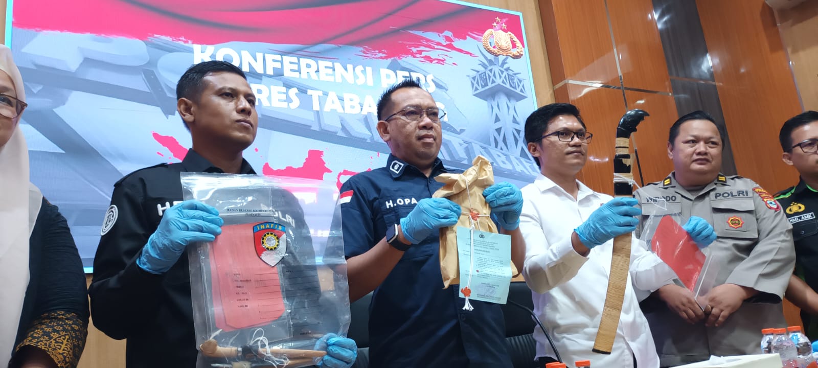 BARANG BUKTI: Tim Forensik Polda Kalsel bersama jajaran penyidik dan Humas Polres Tabalong memaparkan hasil autopsi dan forensik senjata penganiayaan di SDN Sulingan Tabalong.
