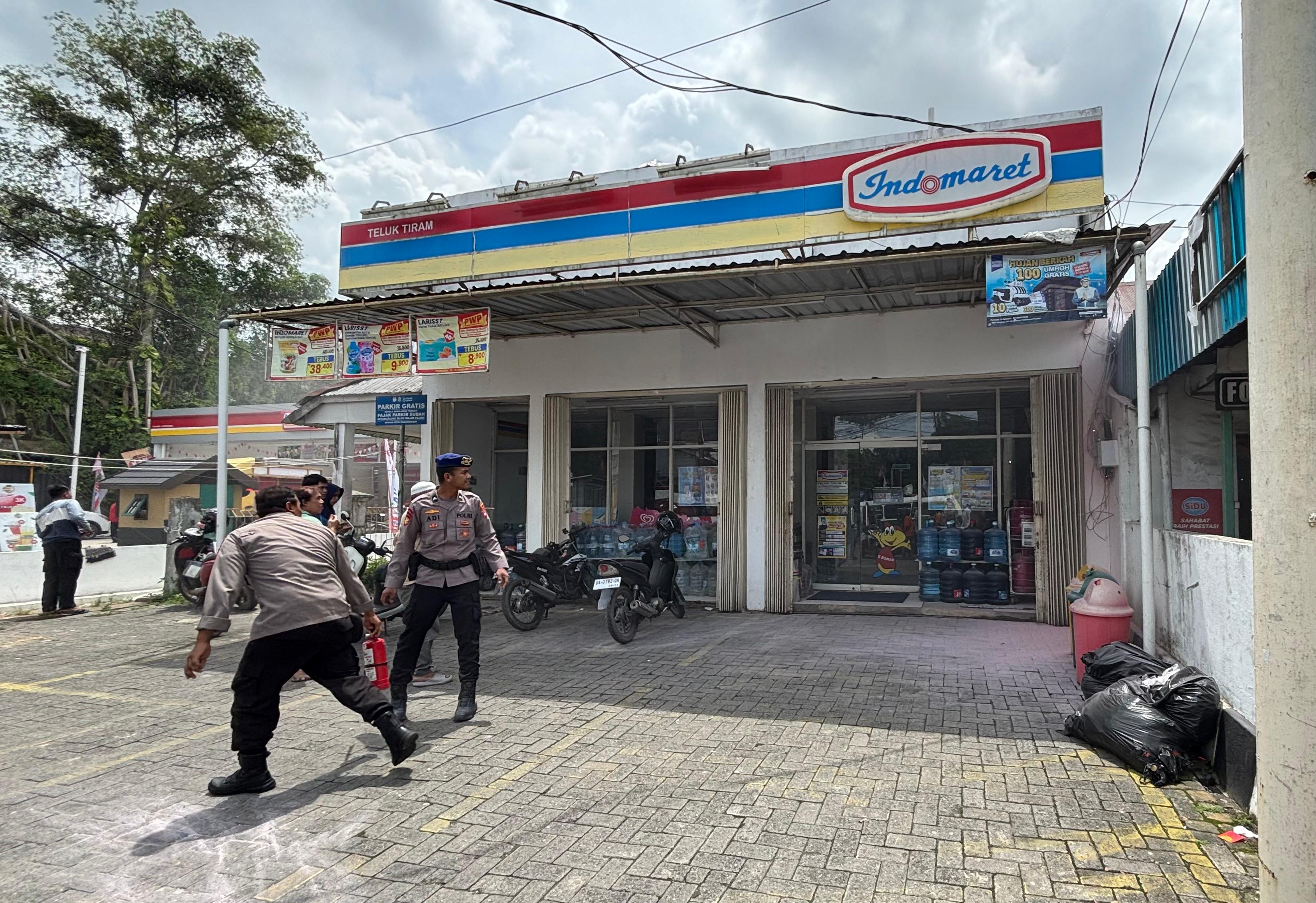 PERCIKAN API: Sebuah kWh meter di Indomaret Jalan Teluk Tiram Darat, Banjarmasin Barat sempat terbakar dan mengeluarkan suara ledakan.