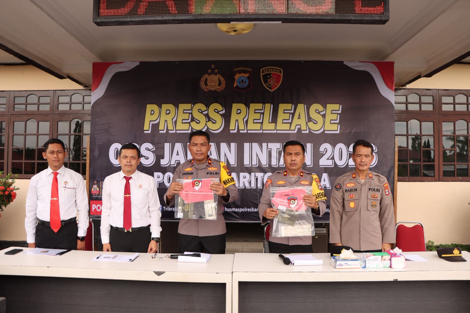 RILIS OPERASI: Wakapolres Batola Kompol Zaenuri bersama Kasat Reskrim AKP Adi Nurhudaya Saputera saat memaparkan hasil Operasi Jaran Intan 2026 di Mapolres Batola.