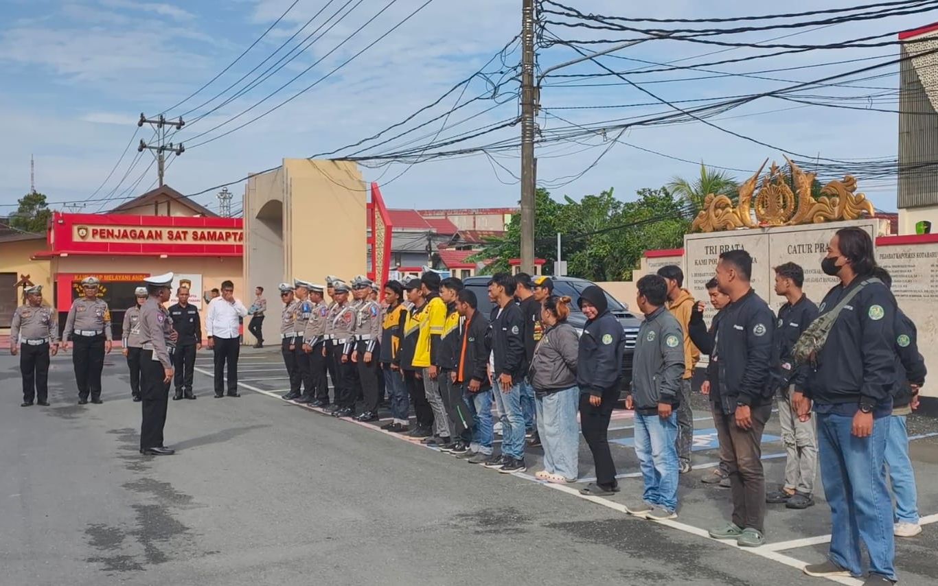 DIKUMPULKAN: Para driver ojol di Bumi Saijaan dikumpulkan di halaman Polres Kotabaru.