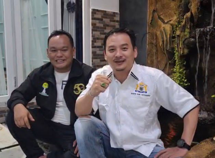 BERSEMANGAT:Abu Suwandi (kanan) bersama Awaludin.