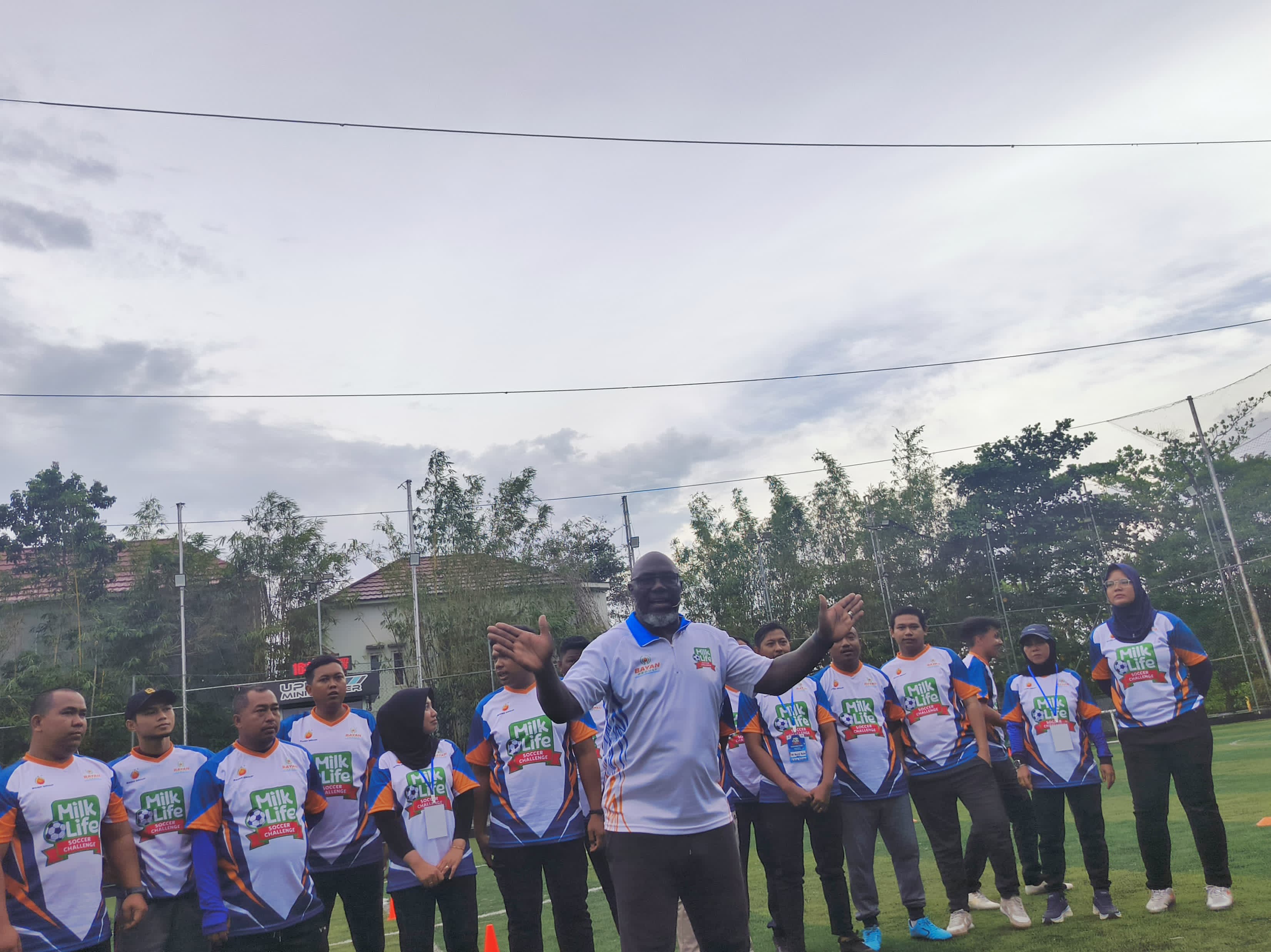 MEMIMPIN: Legenda sepak bola Indonesia, Jacksen F. Tiago, memimpin sesi coaching clinic bersama para guru dan pelatih SD se-Kota Banjarmasin dan sekitarnya di UPIK Minisoccer, Selasa (11/2/2026).