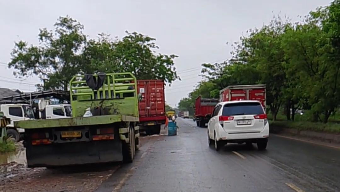 ANTRE: Sejumlah truk besar terlihat parkir di bahu jalan kawasan Lingkar Selatan, Banjarmasin, menunggu antrean maupun waktu bongkar muat.