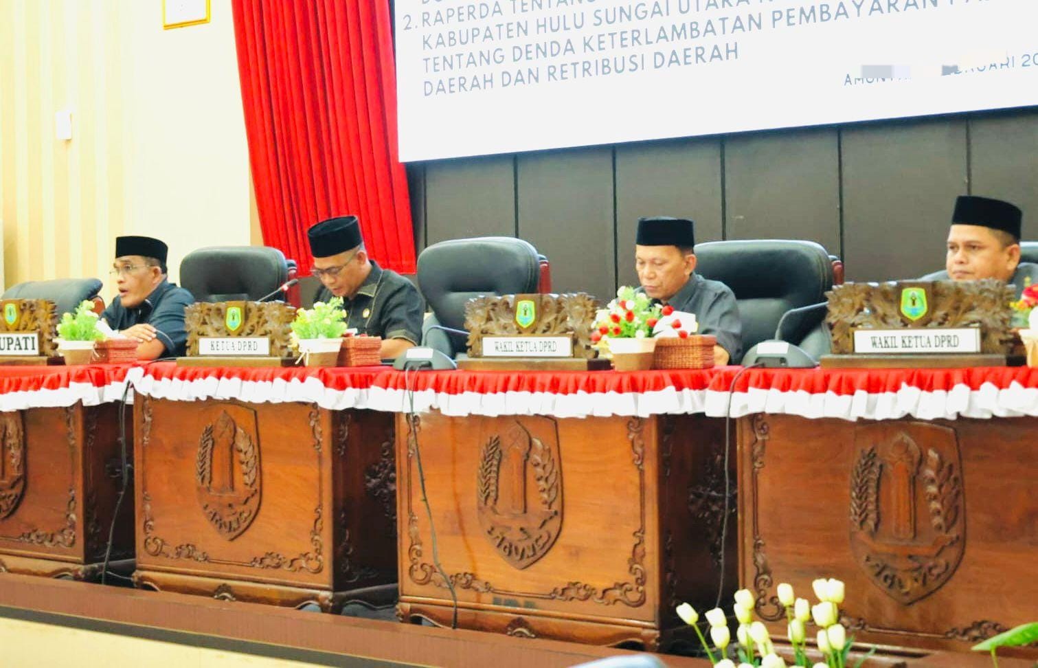 PEMBAHASAN: Rapat Paripurna ke-3 Masa Sidang I Tahun 2026, berlangsung di ruang Paripurna DPRD HSU, dipimpin Ketua DPRD HSU H Fadilah dan dihadiri Bupati HSU H Sahrujani. (Foto: M.Akbar/Radar Banjarma