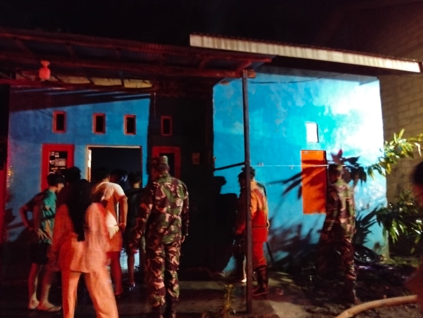 TERBAKAR: Satu rumah di Desa A Yani Pura Kecamatan Binuang terbakar. Foto BPBD Tapin for Radar Banjarmasin