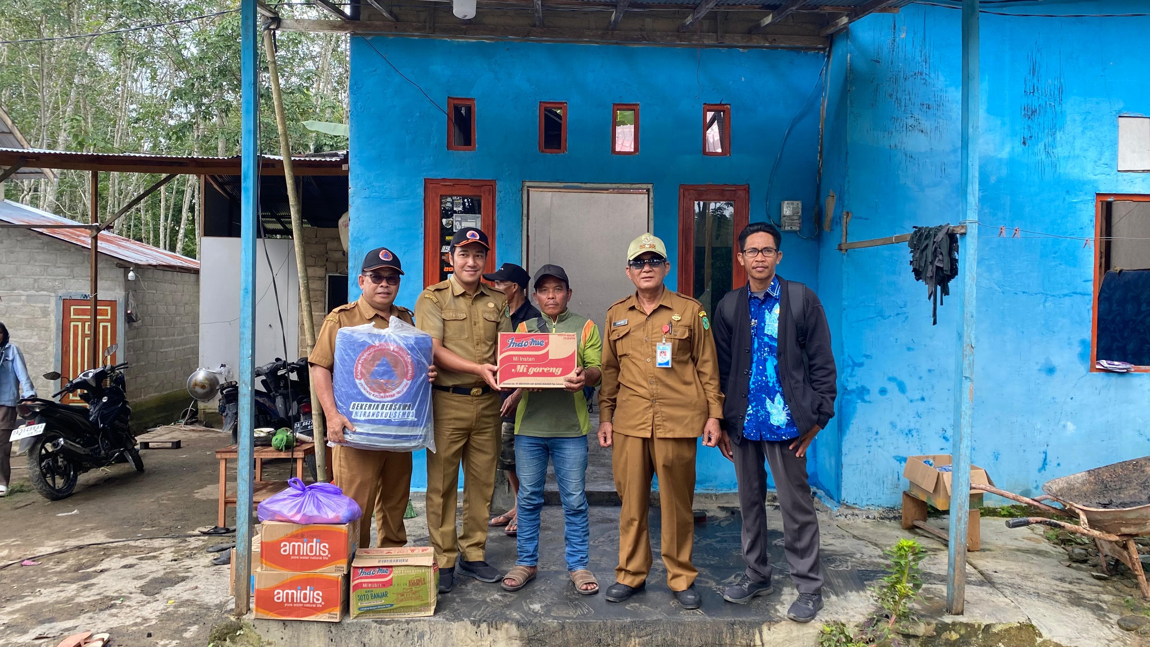 BPBD Tapin sudah menyerahkan Bantuan Logistik Kepada Keluarga Korban Terdampak Kebakaran Di Desa A Yani Pura Kecamatan Binuang