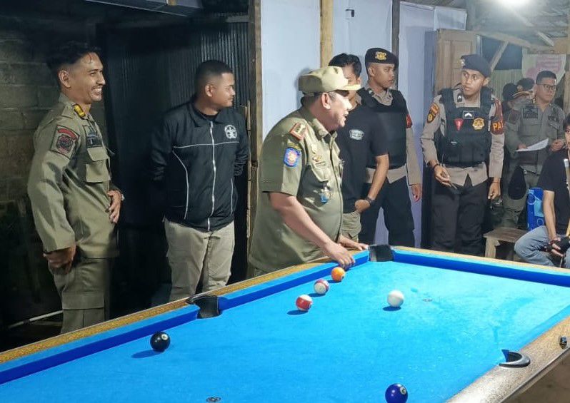 PENERTIBAN: Petugas Satpol PP Tanah Bumbu menertibkan salah satu THM saat Ramadan tahun lalu. (Foto: Satpol PP Tanah Bumbu untuk Radar Banjarmasin)