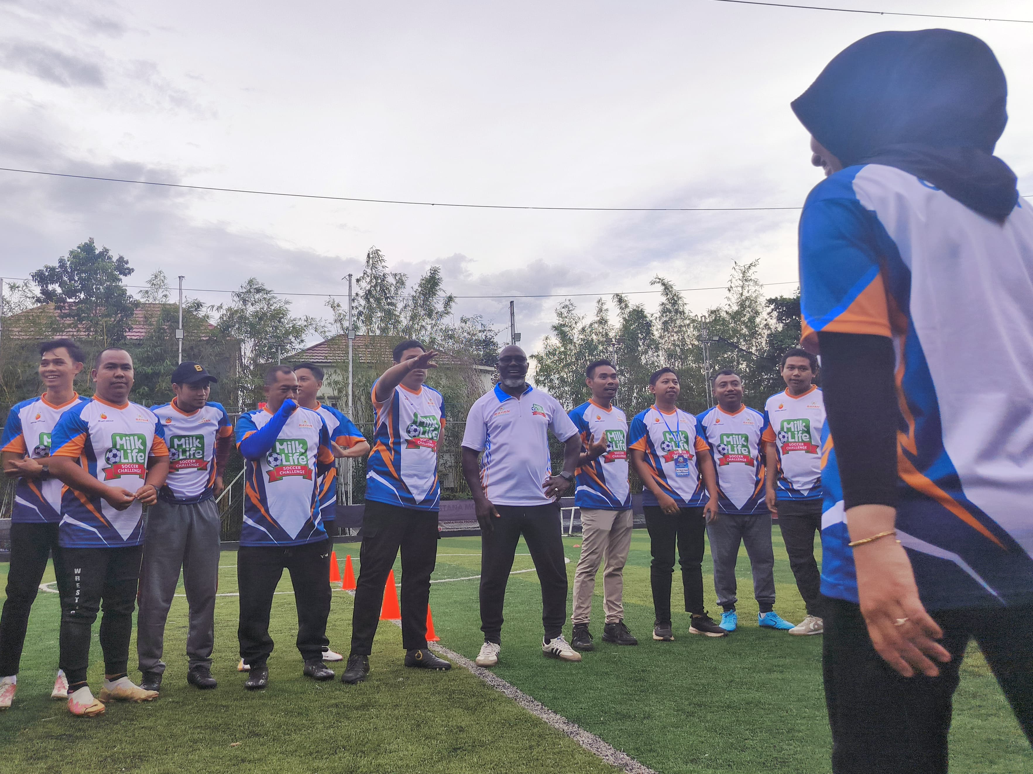Legenda sepak bola Indonesia, Jacksen F. Tiago, memimpin sesi coaching clinic bersama para guru dan pelatih SD se-Kota Banjarmasin dan sekitarnya di UPIK Minisoccer, Selasa (11/2/2026).