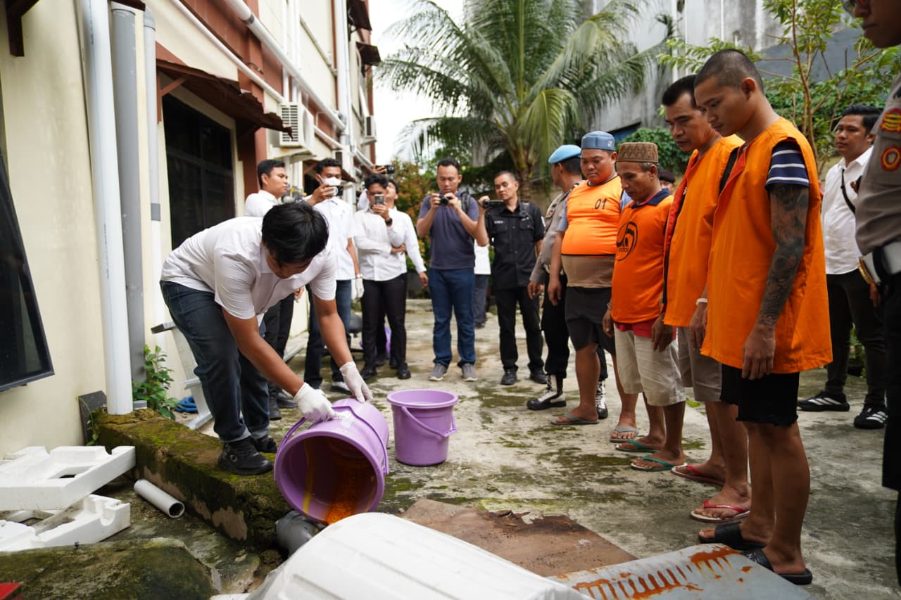 BUDAK NARKOBA:Para tersangka kasus narkotika Polda Kalsel dihadirkan saat pemusnahan barang bukti narkoba di Direktorat Tahanan dan Barang Bukti Polda Kalimantan Selatan, Senin (9/2/2026).