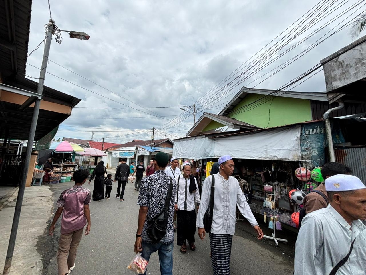 DI HARI KERJA: Peziarah tampak keluar masuk silih berganti di Kompleks Kubah Guru Zuhdi, Antasan Kecil Timur, Banjarmasin Utara.
