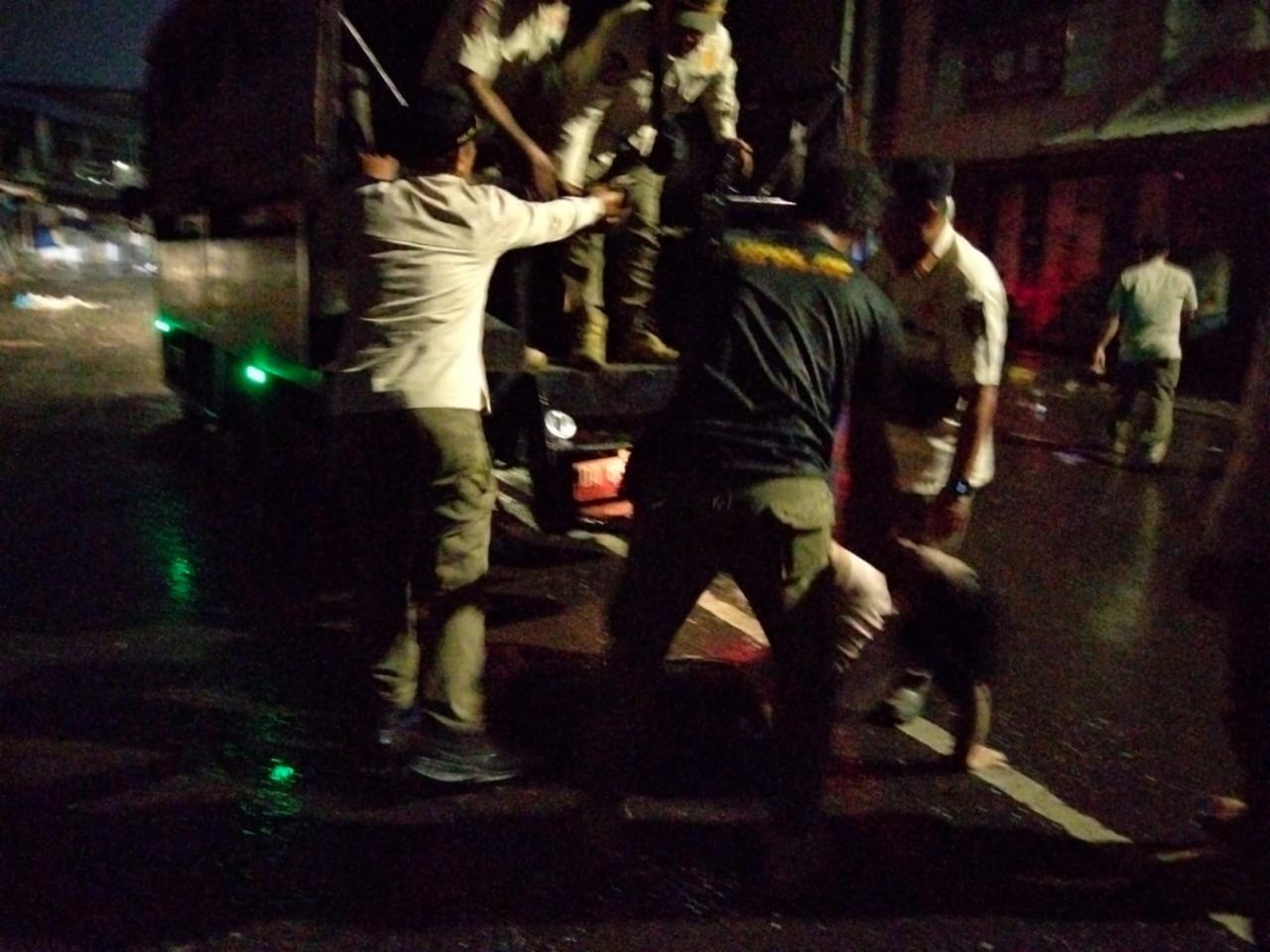 OPERASI PEKAT: Petugas Satpol PP Kota Banjarmasin mengamankan seorang wanita yang diduga PSK saat operasi penyakit masyarakat di kawasan Pasar Lima, Minggu (8/2) dini hari.