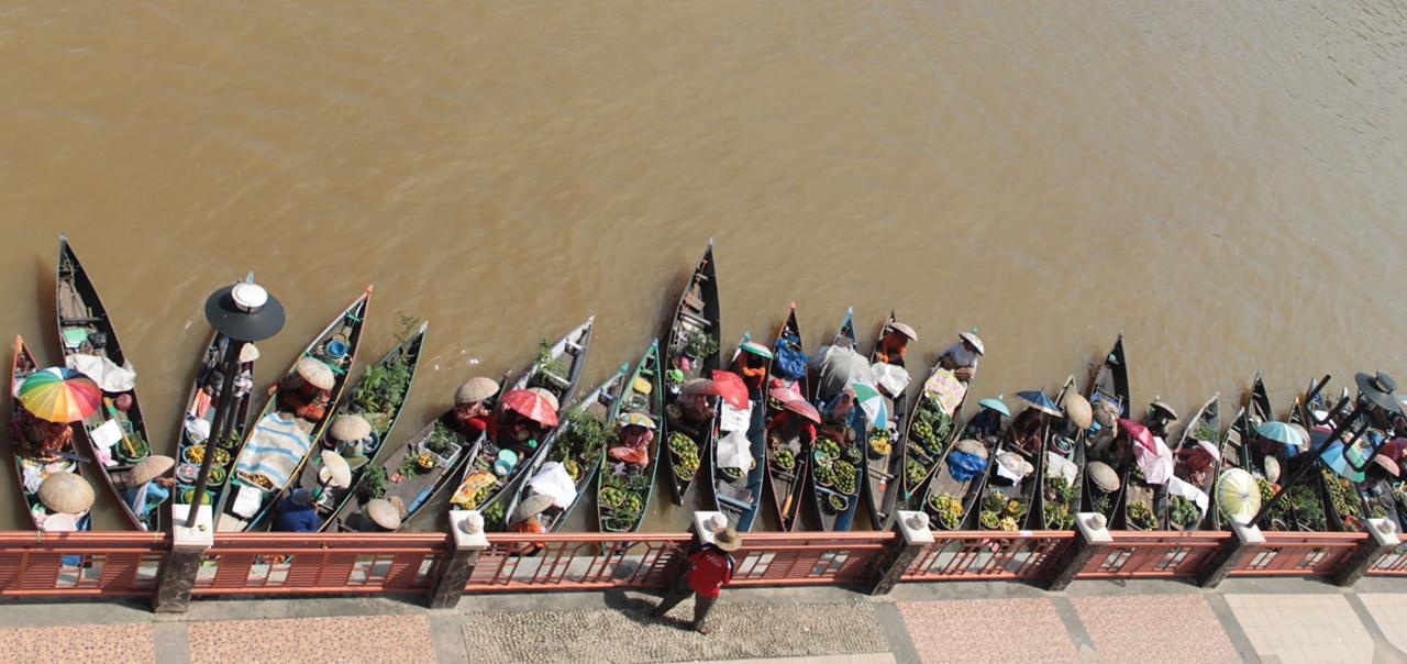 PASAR TERAPUNG: Salah satu objek wisata di Banjarmasin yang harus terus dipromosikan kepada wisatawan asing.