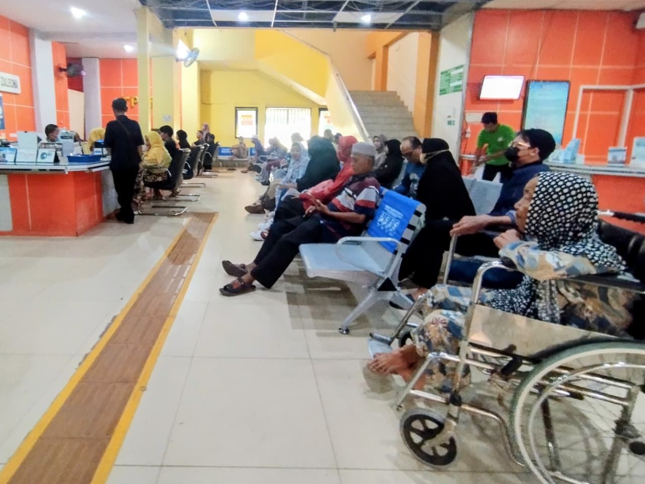 TUNGGU GILIRAN: Anteran pasien peserta BPJS Kesehatan di RSUD Ratu Zalecha, Martapura, Kabupaten Banjar.