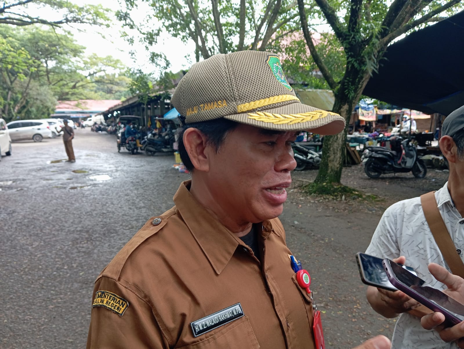 KELUHAN: Kepala Disdag Tapin MZ Wal Aidi Rakhmat tanggapi keluhan para pedagang yang ada di Pasar Keraton Rantau terkait parkir. Foto Rasidi Fadli