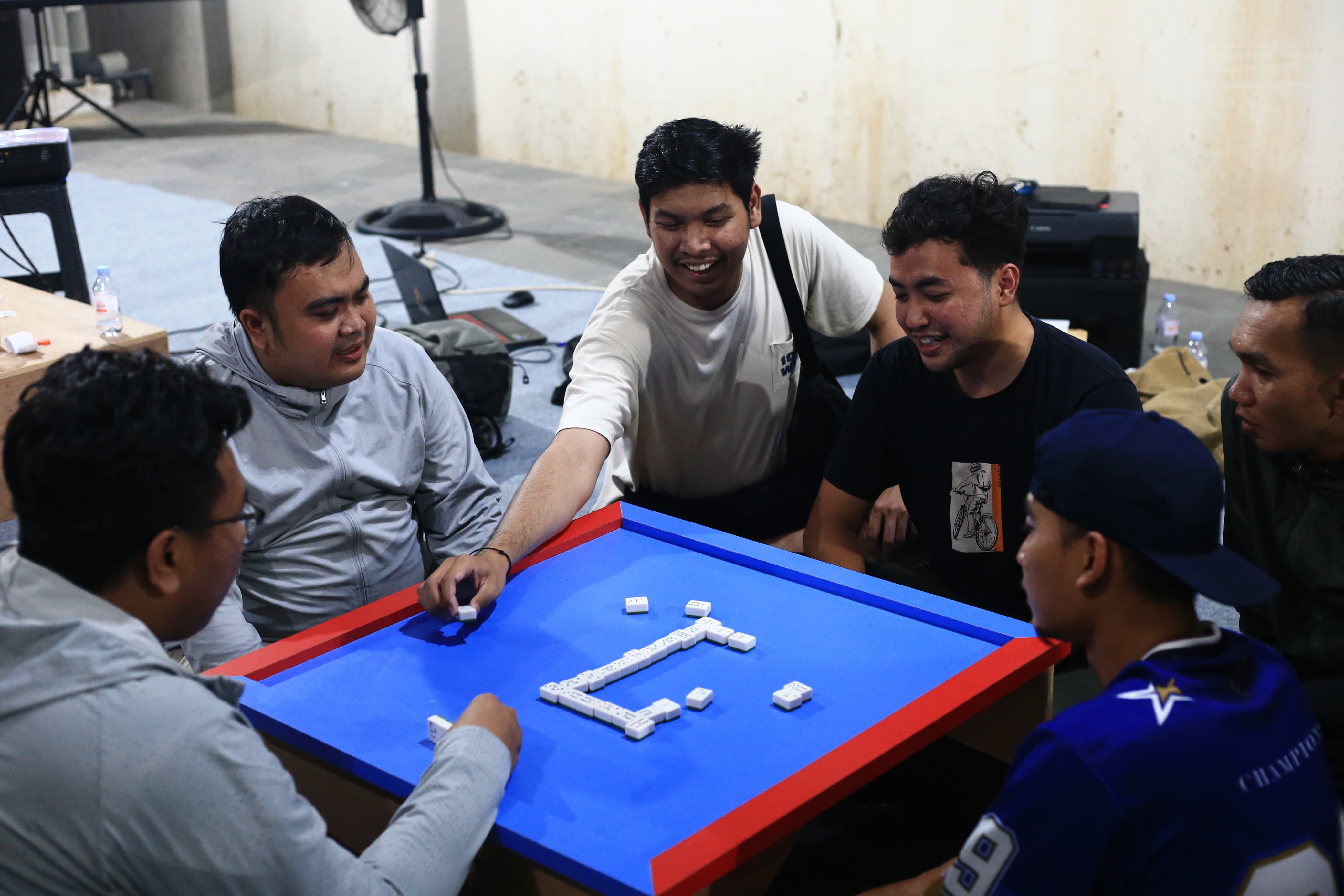 Peserta mini turnamen domino dari pegawai Bank Indonesia se-Kalimantan Selatan beradu strategi dalam kegiatan kolaborasi Orado Kalsel dan IPEBI di halaman Rumah Dinas BI Kalsel. (M Idris Jian Sidik)